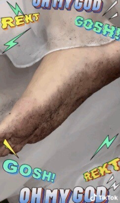 Khi camera lia đến đôi chân khiến dân tình phải thốt lên vì dính đầy cát, bụi bẩn tại bối cảnh chụp.