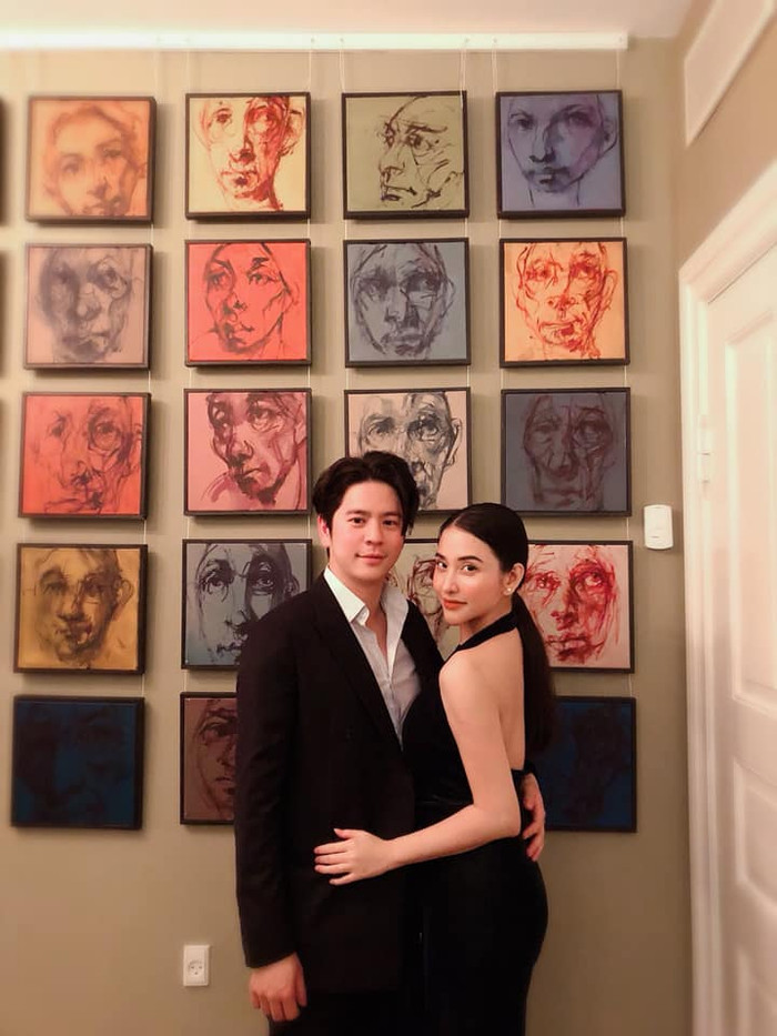 Trên trang cá nhân, bà mẹ hai con thường xuyên đăng tải những hình ảnh hạnh phúc, bình yên bên tổ ấm nhỏ của mình, cũng như cuộc sống nơi xứ người. 