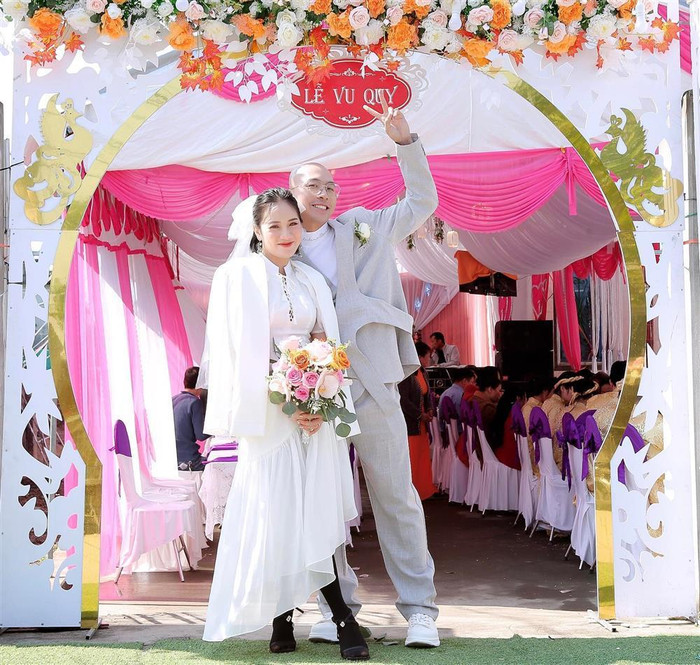 Vì ảnh hưởng của dịch bệnh nên đám cưới của cặp đôi chỉ diễn ra đơn giản, gói gọn trong phạm vi gia đình