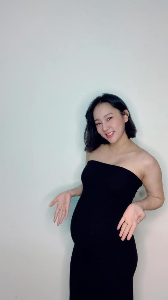Phạm Lịch tươi tắn, xinh đẹp dù bụng bầu đã khá to 