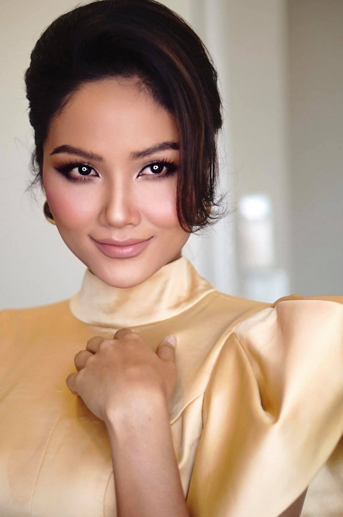 Cô vốn có đường nét tự nhiên ấn tượng nên khi được 'phù phép' bởi son phấn trở nên cực thu hút.