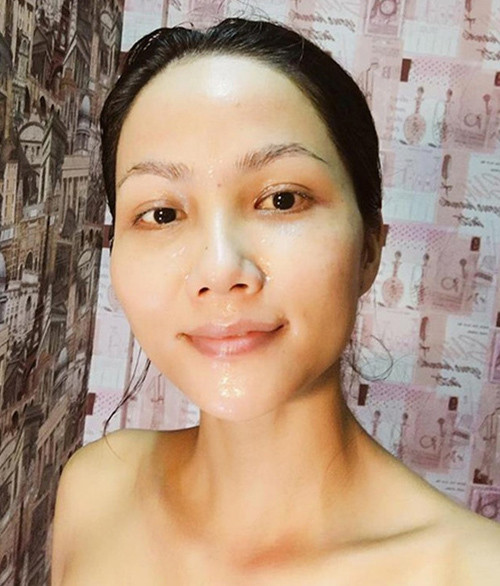 Nàng hậu từng thừa nhận không tự tin với mặt mộc nhưng cô cũng không ngại ngần khoe hình ảnh không son phấn.