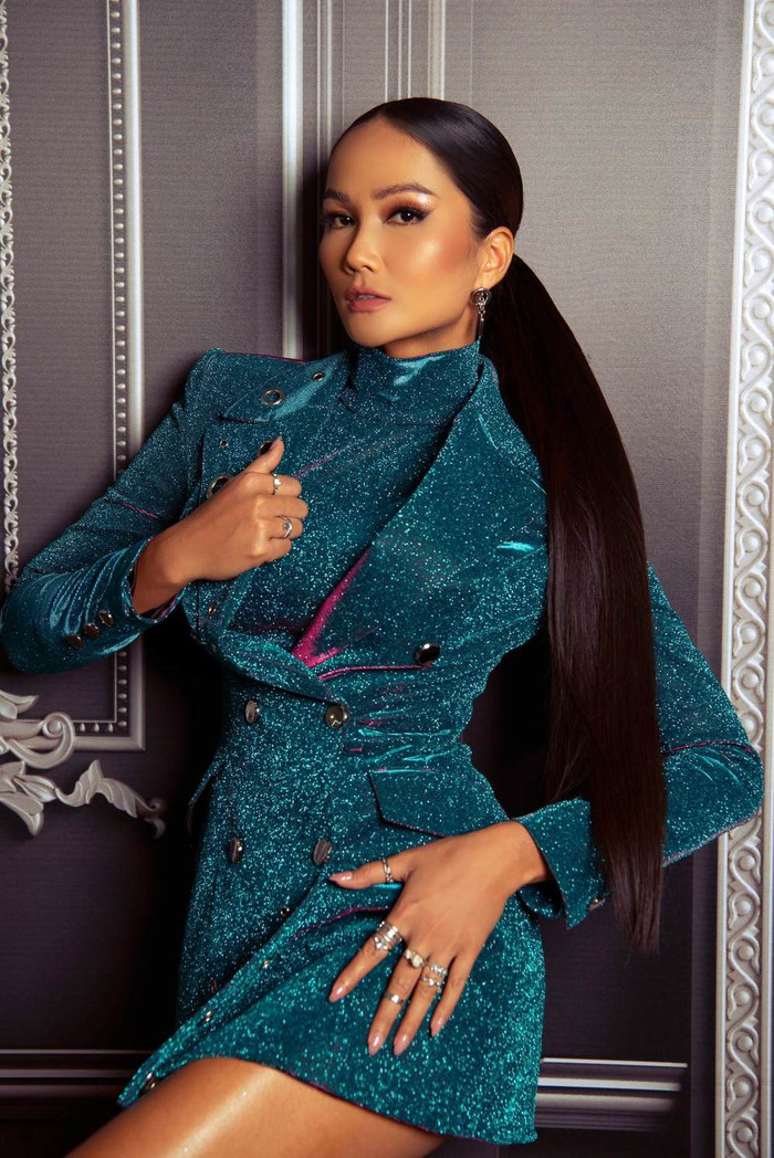 Làn da nâu của cô trở nên gợi cảm, khỏe khoắn khi trang điểm tông nude như những ngôi sao Âu Mỹ.