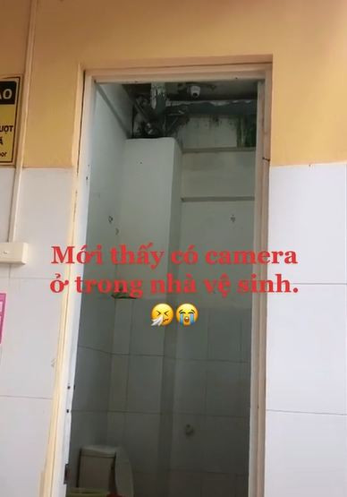 Cô gái phát hiện vật thể được cho là camera trong nhà vệ sinh bệnh viện. 