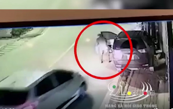 Vừa mở cửa xe, tài xế bị tông gục dưới bánh lái, dân mạng 'mổ xẻ' vụ tai nạn vô tình hay có chủ đích? Ảnh 2