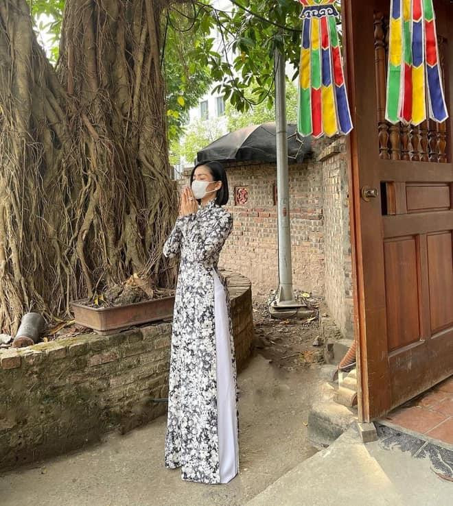 Tà áo dài kín nền nã, nhẹ nhàng mà người đẹp từng mặc. 