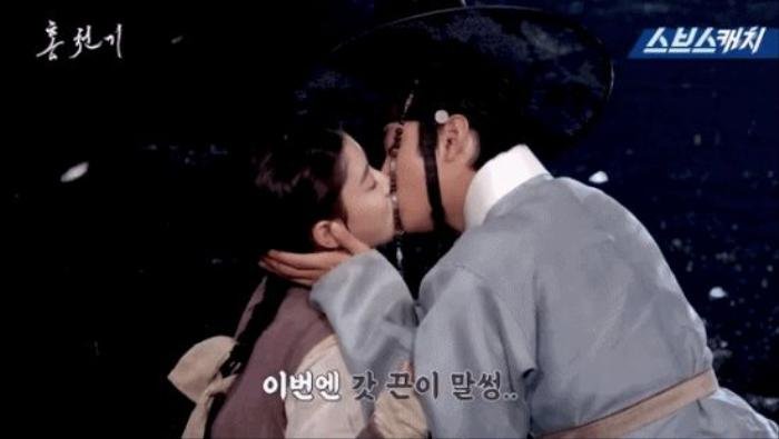 6 cảnh hôn táo bạo nhất phim Hàn: Song Song Couple ngọt ngào hơn cặp đôi Park Seo Joon - Park Min Young Ảnh 11