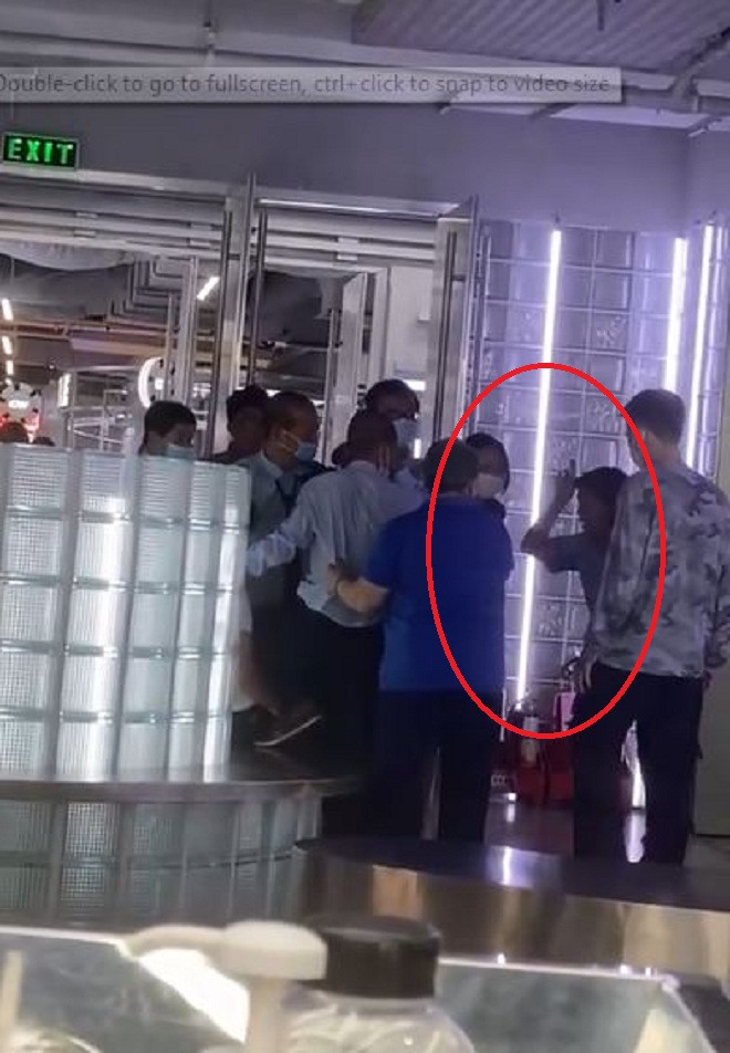 Cô lao công đang chỉ trích cặp đôi ngay giữa sảnh trung tâm thương mại. 