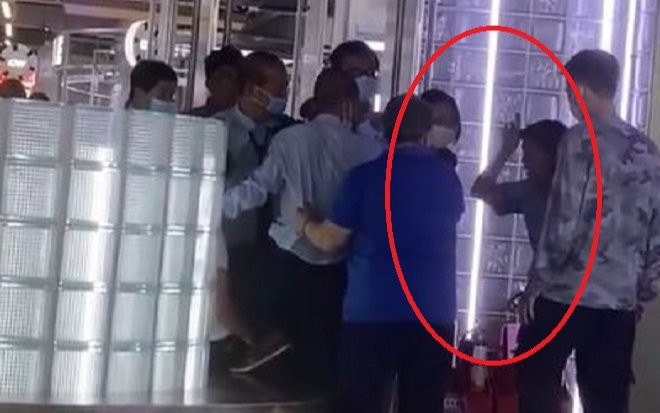 Thấy đôi nam nữ vào nhà vệ sinh quá lâu, cô lao công vạch mặt đôi trẻ giữa chốn đông người gây tranh cãi Ảnh 2