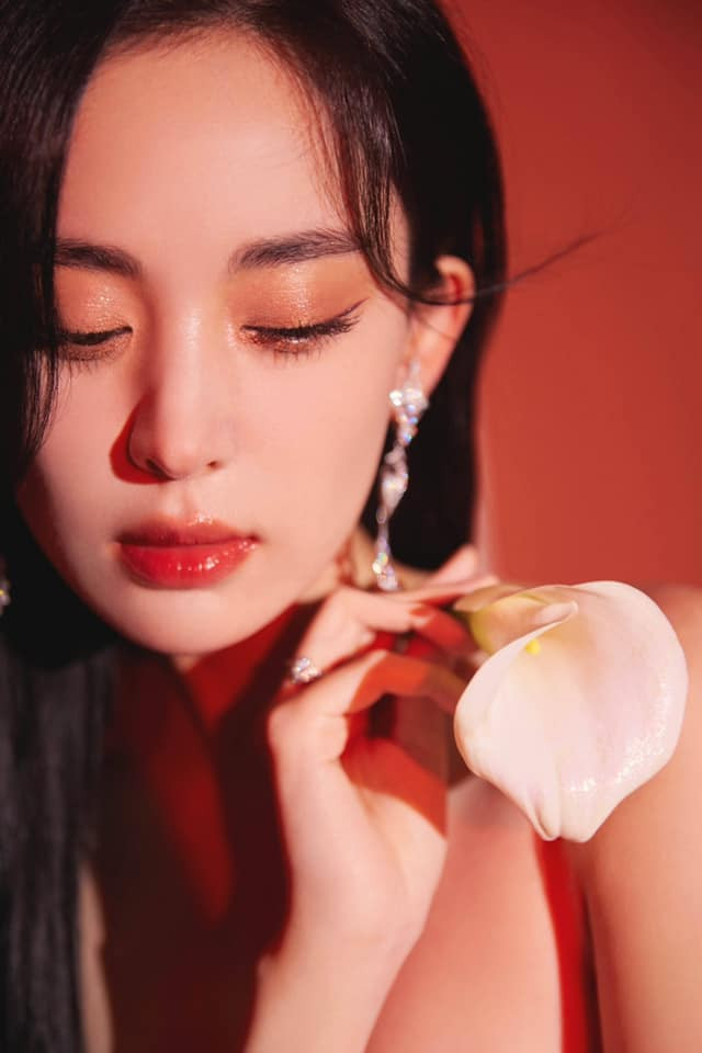 Cổ Lực Na Trát gây sốt với hai tạo hình trong cùng sự kiện: Hồng mong manh hay đỏ quyến rũ cuốn hút hơn? Ảnh 8