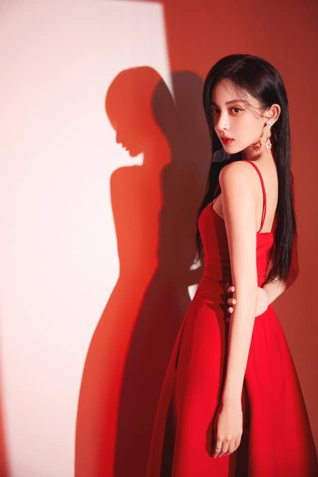 Cổ Lực Na Trát gây sốt với hai tạo hình trong cùng sự kiện: Hồng mong manh hay đỏ quyến rũ cuốn hút hơn? Ảnh 7