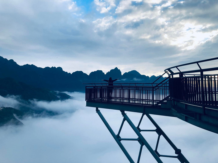 Hình ảnh cây cầu kính.