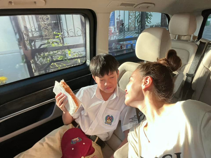 Hồ Ngọc Hà đưa Subeo đến trường