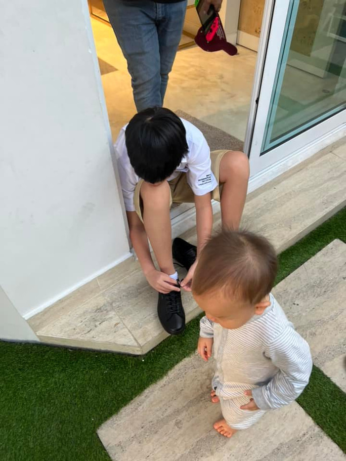 Cậu út Leon cũng dậy sớm để 'tháp tùng' anh trai đi học