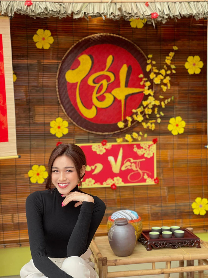 Không biết vì lí do gì mà Đỗ Thị Hà lại yêu thích và giữ bộ nail của mình lâu như vậy. Nhưng có lẽ đã đến lúc nàng Hậu thay màu áo mới cho đôi bàn tay của mình rồi.