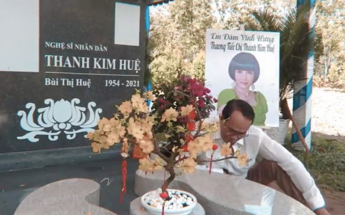 NS Thanh Điền gục khóc bên mộ vợ, chia sẻ về cái Tết buồn: 'Rồi một ngày nào đó anh cũng nằm kế bên em' Ảnh 2