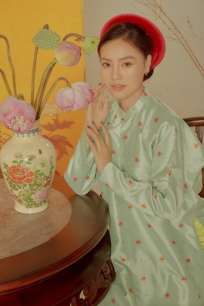 Ninh Dương Lan Ngọc quẩy bất chấp diện áo dài thướt tha.