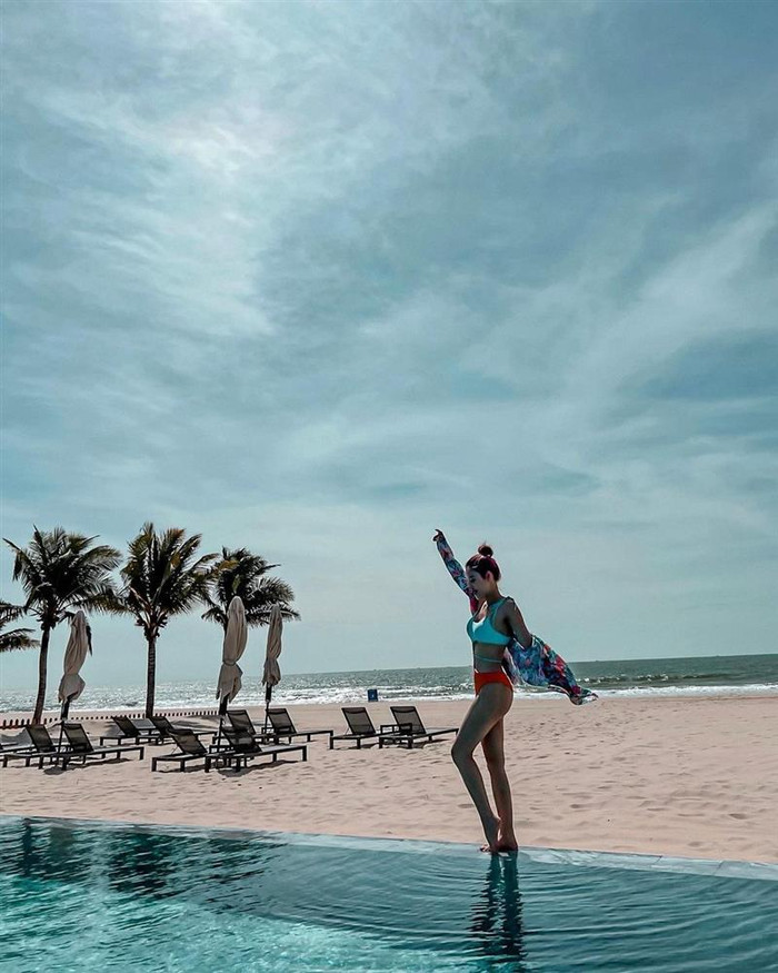 Puka ăn diện tươi tắn, bộ cánh đơn giản tôn vinh được hết các so đo nóng bỏng của nữ diễn viên. 