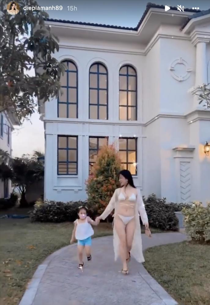 Sau ly hôn, Diệp Lâm Anh đón Valentine một mình tại khi nghỉ dưỡng gần biển. Cô nàng đi cùng con gái, cả hai có thời gian vui vẻ, ý nghĩa bên nhau. 