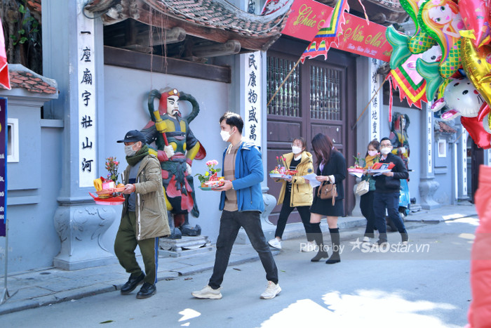 Nhiều người đến chùa Hà cầu may, cầu duyên phận từ sớm.