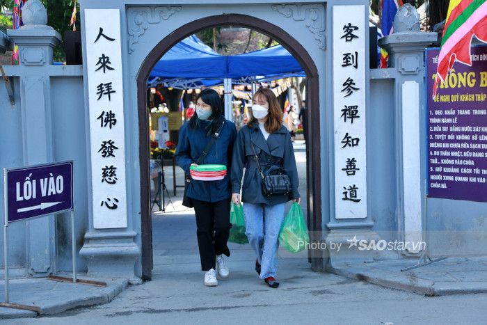 Nhiều bạn trẻ đến chùa Hà từ sớm.