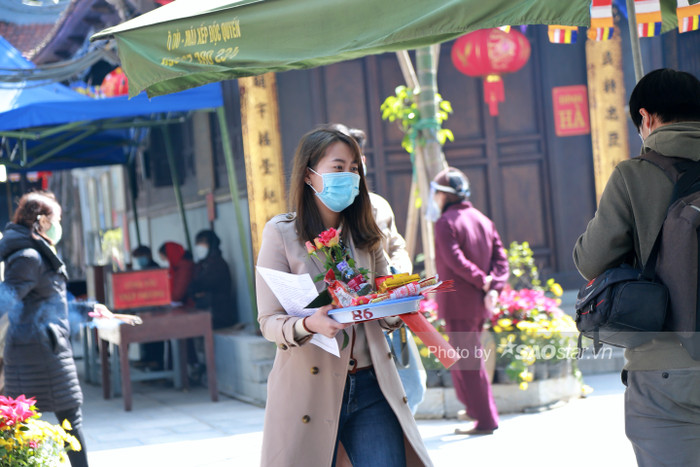 Sáng 14/2, đa số là người trẻ đến lễ chùa.