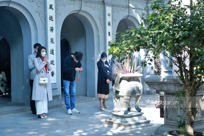 Ngày Valentine, chùa Hà tấp nập người đến cầu duyên: 'Lễ tình nhân không có người yêu thì đi cầu duyên' Ảnh 9