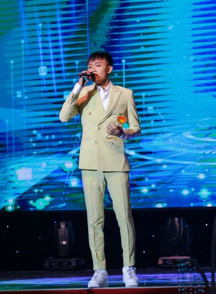 Hồ Văn Cường bị bị bắt bẻ phong cách trình diễn lúc tổng duyệt.