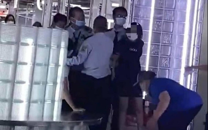 Vụ đôi nam nữ vào nhà vệ sinh quá lâu bị cô lao công vạch mặt: Quản lý trung tâm thương mại nói gì? Ảnh 2