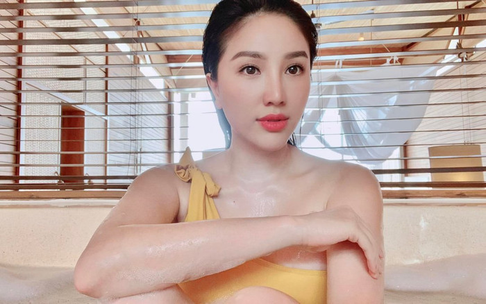Bảo Thy khoe hình ảnh món quà Valentine đặc biệt nhưng netizen lại chú ý vào một điều khác lấp ló phía xa Ảnh 2