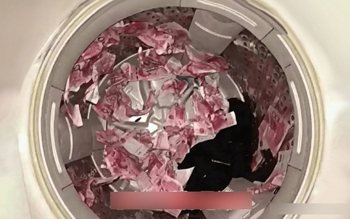 Đem quần chồng đi giặt thì sờ thấy 'vật thể lạ', vợ sốc đến cạn lời khi mở nắp máy giặt Ảnh 2