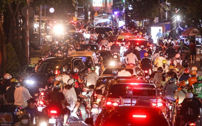 TP.HCM: Các cặp đôi đổ ra đường ngày lễ tình nhân, nhiều tuyến đường kẹt cứng Ảnh 2