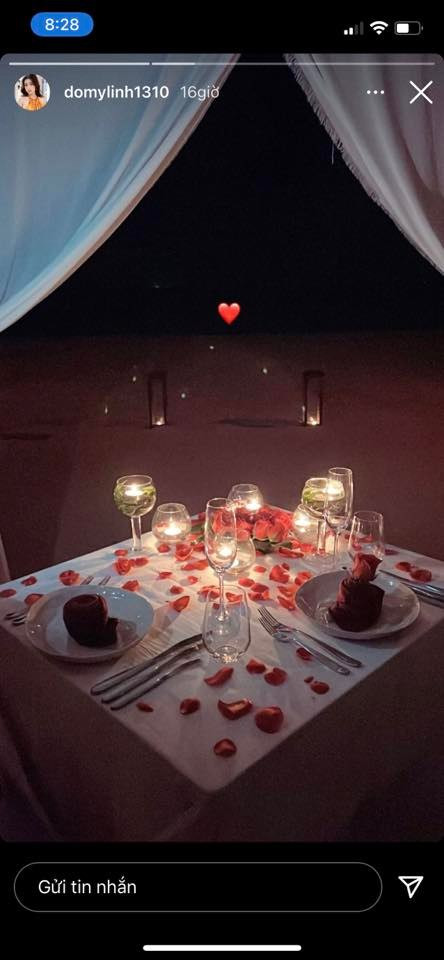 Không gian cả hai như cùng chung một địa điểm.