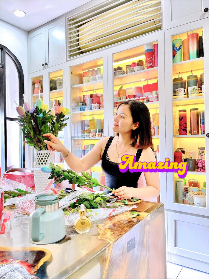 Ngọc Lan khoe hình ảnh rạng rỡ, khéo léo ngồi cắm hoa tại nhà