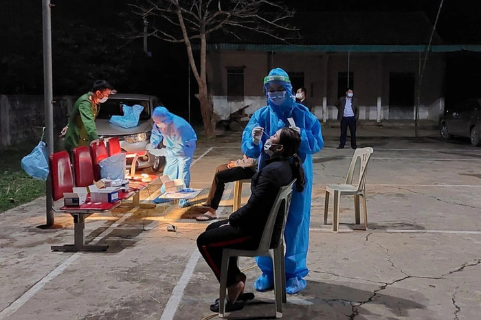 Trung tâm y tế huyện Tân Kỳ, Nghệ An lấy mẫu xét nghiệm Covid-19 tại khu vực phát hiện ca mắc ngoài cộng đồng (Ảnh: TTYT Tân Kỳ).