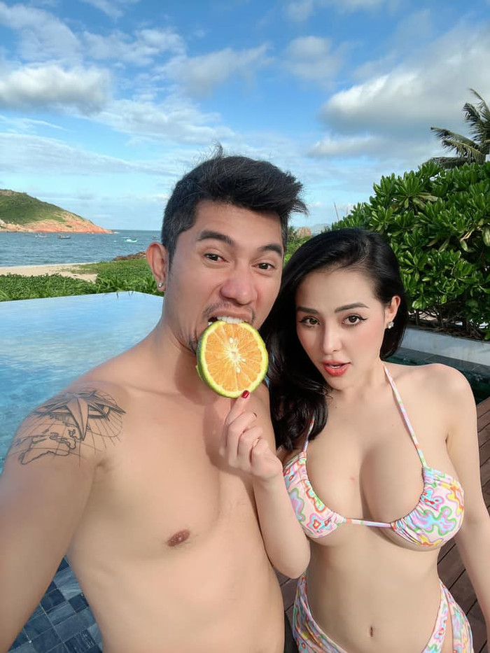 Ngân 98 tiếp tục khiến dân tình ná thở khi khoe vòng 1 ngồn ngộn. Netizen còn soi ra dấu đỏ như hickey trên 'đôi gò bồng đào' của cô nàng. 