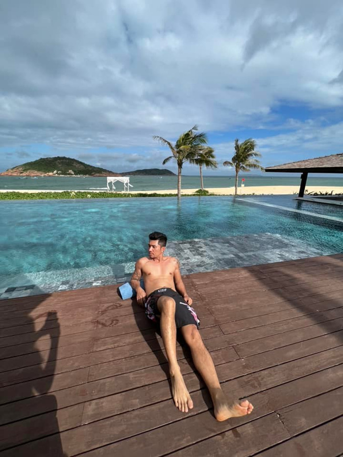 Mừng Valentine, Ngân 98 'mặc như không mặc', để lộ dấu hickey trên 'đôi gò bồng đào' Ảnh 4