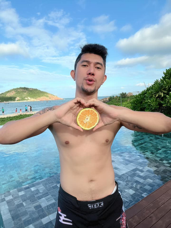 Lương Bằng Quang ủng hộ bạn gái theo đuổi phong cách sexy.