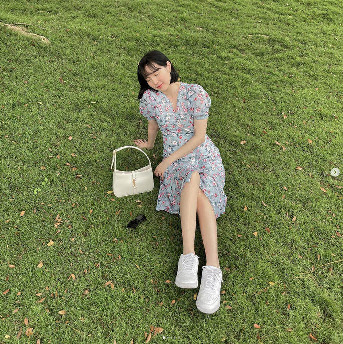 Hải Tú cũng từng check-in tại thảm cỏ gần khu vui chơi này.