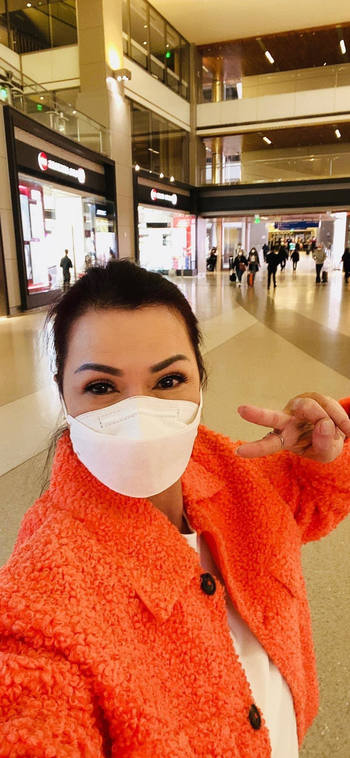 Hình ảnh ca sĩ Phương Loan trước giờ lên máy bay về Việt Nam