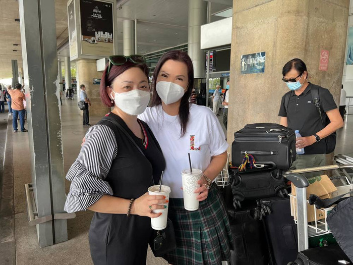 Người thân đến sân bay đón bà xã Chí Tài về Việt Nam. Ảnh: FB Khanh Vuong Lu