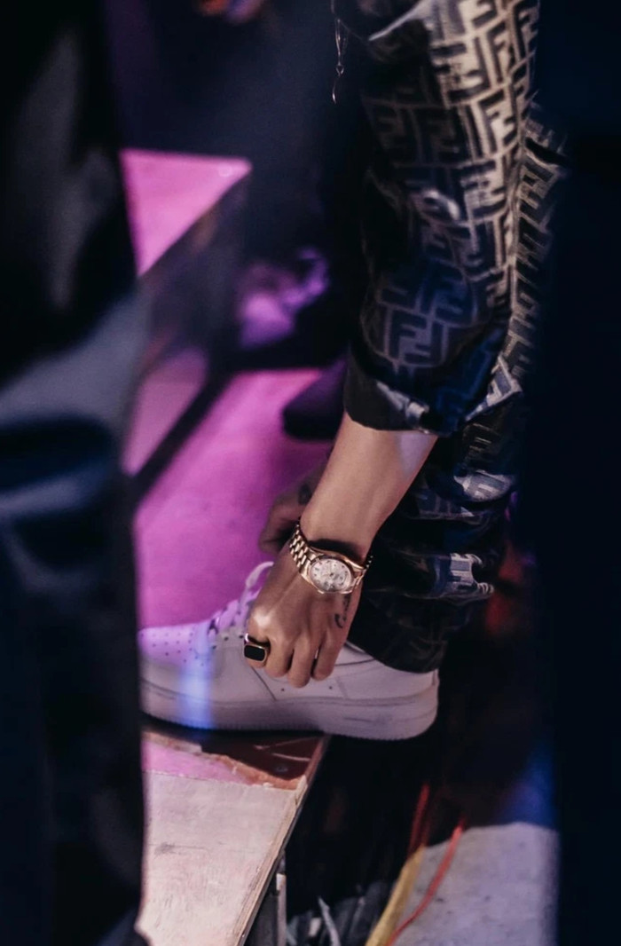 Thiết kế thể thao, trẻ trung, dễ mix với nhiều phong cách. 