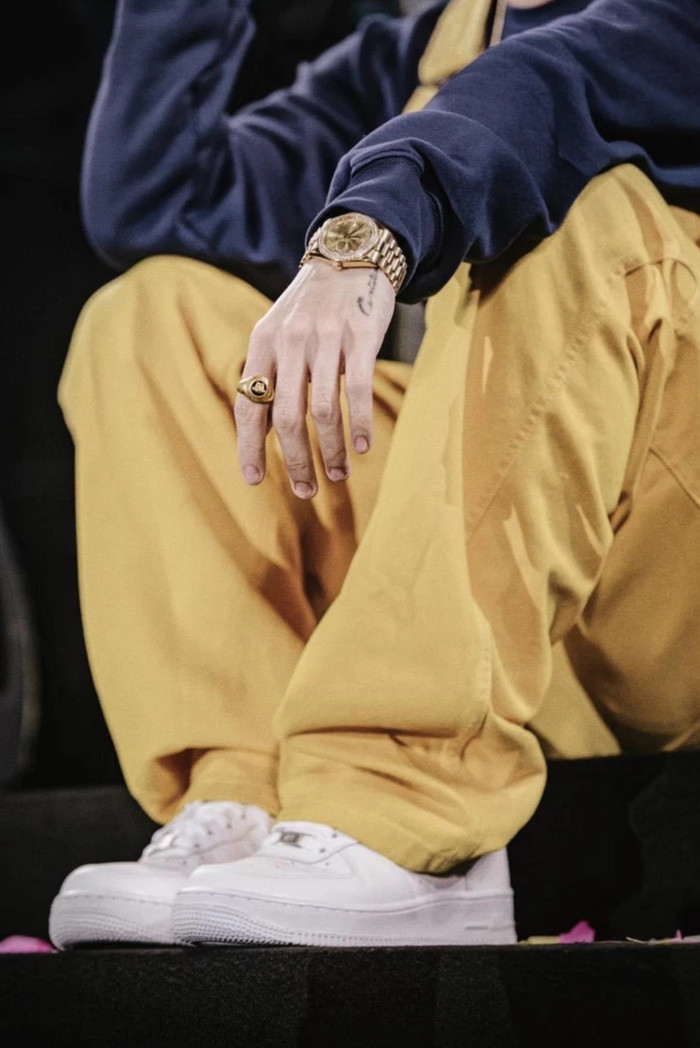 Ngoài ra, phần đế dày còn làm tôn dáng, tăng chiều cao cho người mang.