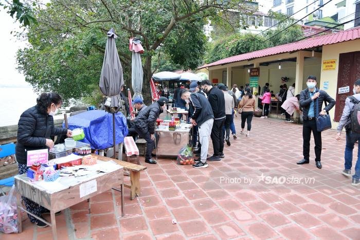 Rằm tháng Giêng, Phủ Tây Hồ chật cứng: Khách hành hương chen chân mua Vietlott ngay tại cửa chùa Ảnh 4