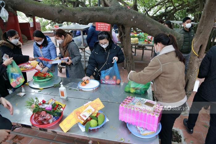 Rằm tháng Giêng, Phủ Tây Hồ chật cứng: Khách hành hương chen chân mua Vietlott ngay tại cửa chùa Ảnh 10