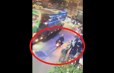 Người đàn ông được cho là xe ôm chở em Nghĩa đi đâu chưa rõ. Ảnh cắt từ clip