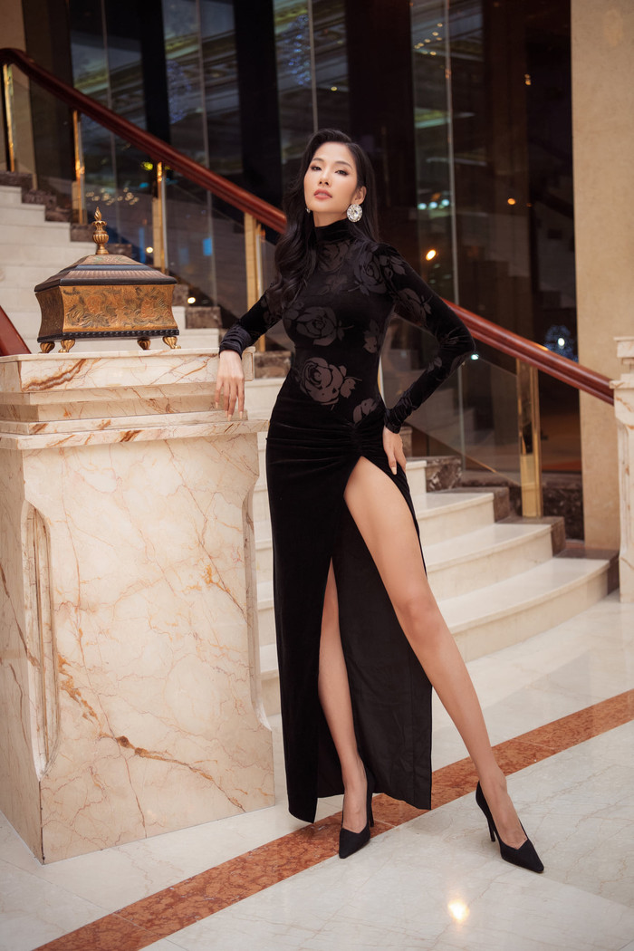 Cô nàng có niềm say mê mãnh liệt với các kiểu đầm xẻ cao, vừa tôn dáng lại đồng thời khoe được kỹ năng trình diễn. 