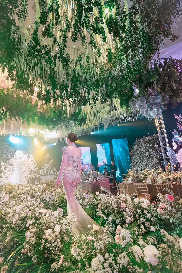 Nữ đại gia hóa thân thành công chúa trong sinh nhật.