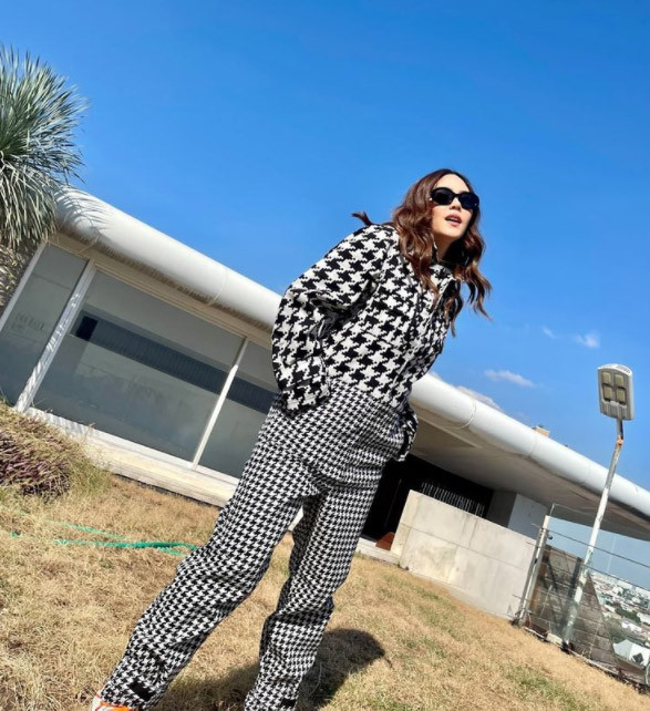 Set đồ với 2 tông màu đen, trắng cơ bản được cô lăng xê trong chuyến du lịch.