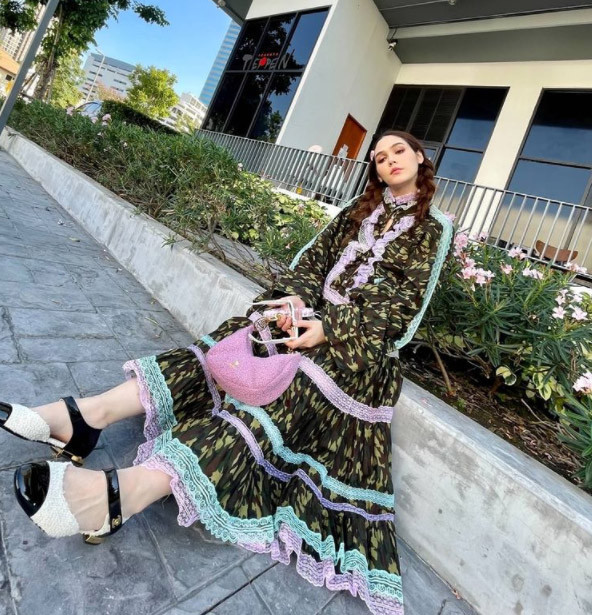 Cô liên tục biến hóa phong cách để có hình ảnh mới mới mẻ khi xuất hiện.